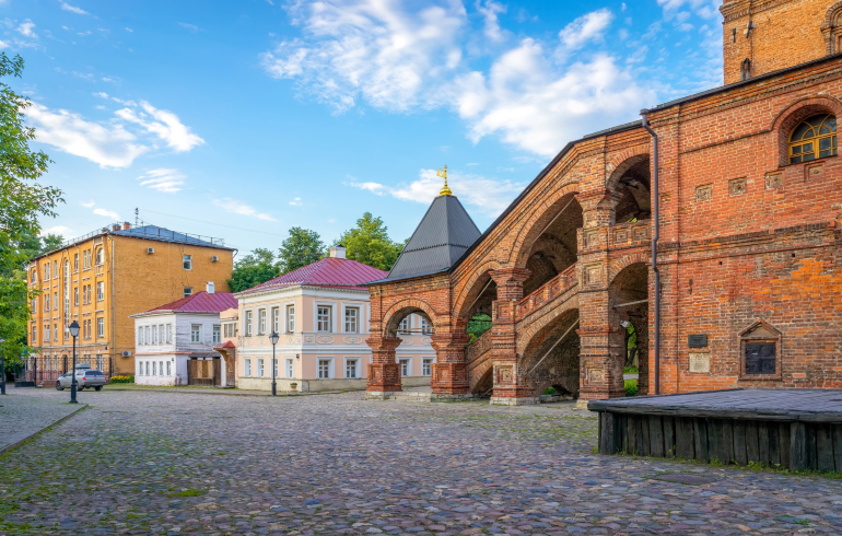 Крутицкое подворье в Москве. Вид со стороны Крутицкой улицы (c севера) Крутицкое подворье в Москве. Вид со стороны Крутицкой улицы (c севера)
